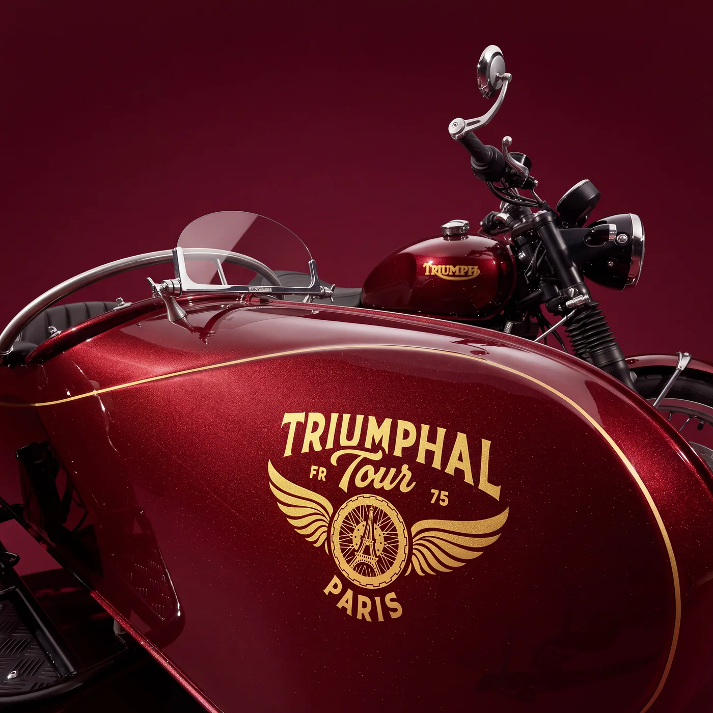 Gros plan sur la nacelle rouge d'un side-car Triumphal Tour et son logo doré
