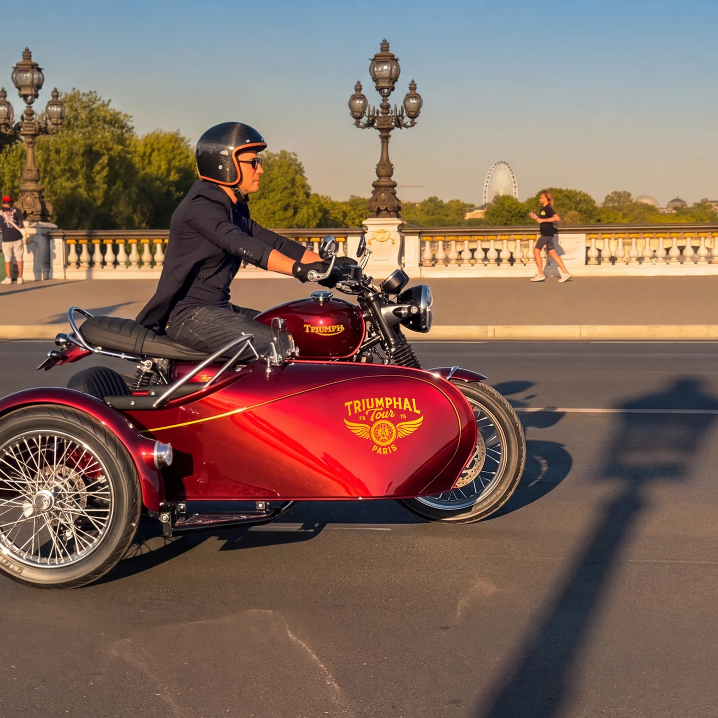 Side-car Triumphal Tour rouge sur le pont Alexandre III