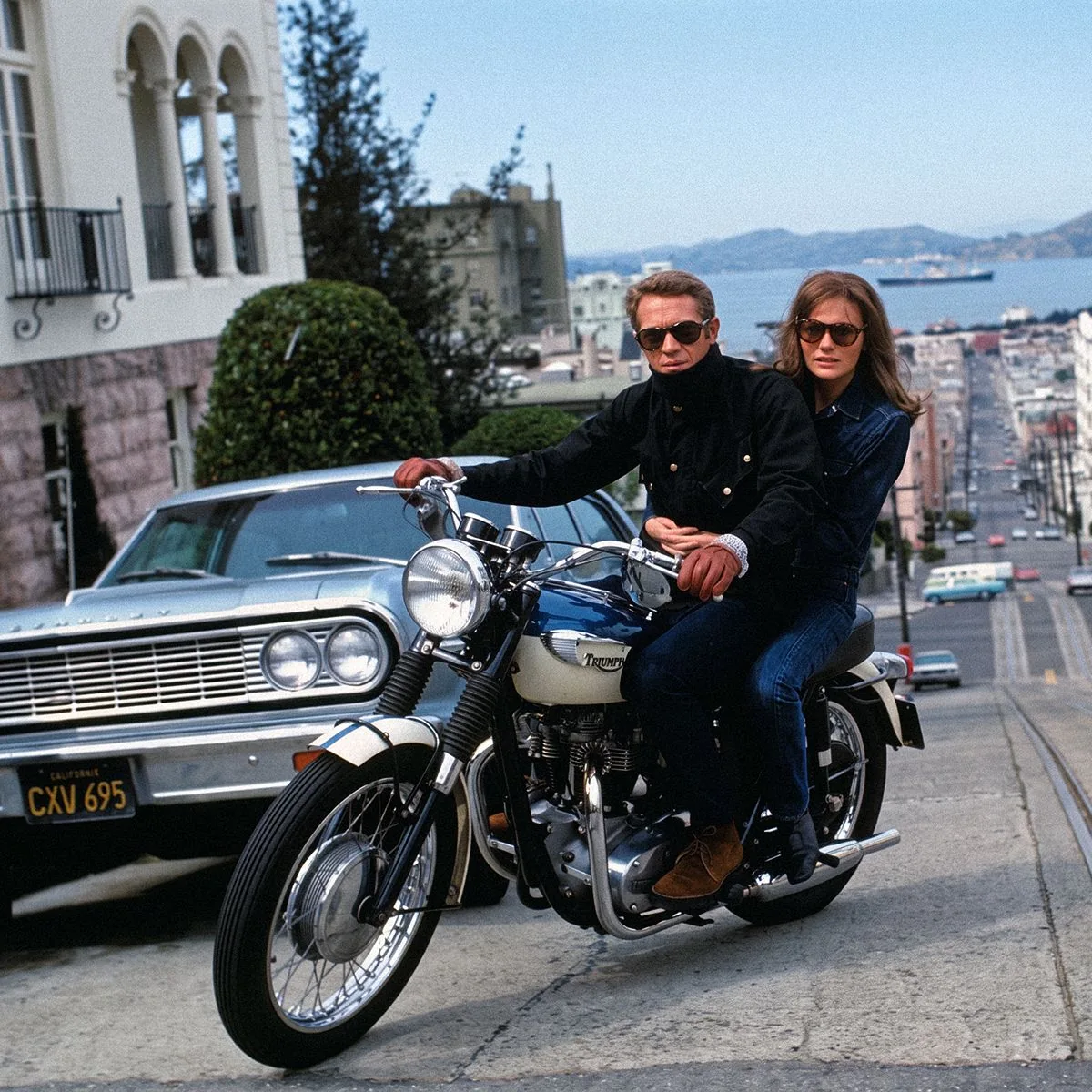 Couple à moto façon Nouvelle Vague, héritage des légendes du cinéma