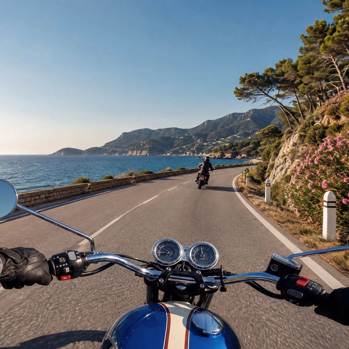 Guidon d'une Triumph sur une route en bord de mer
