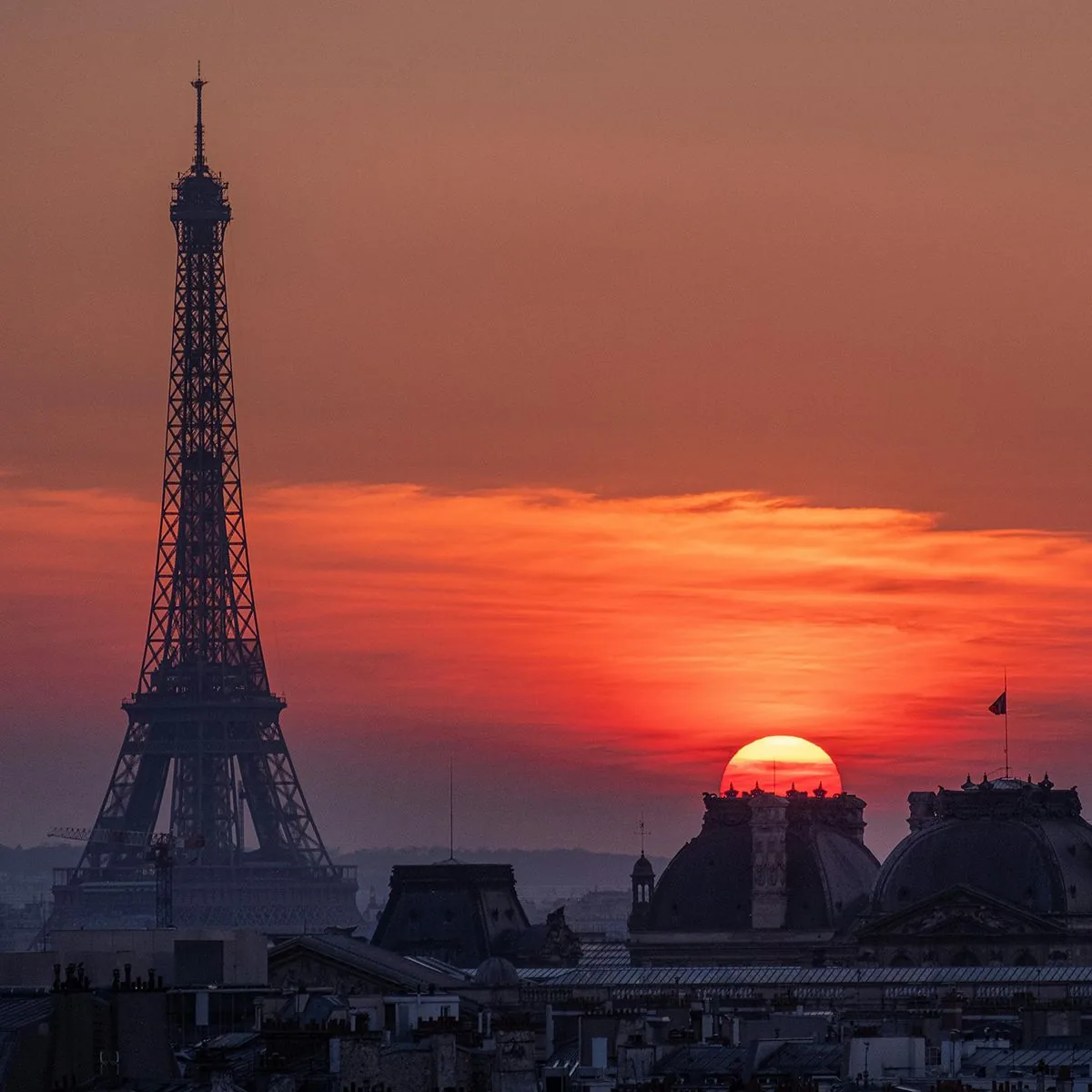 La Tour Eiffel au coucher du soleil, ciel embrasé