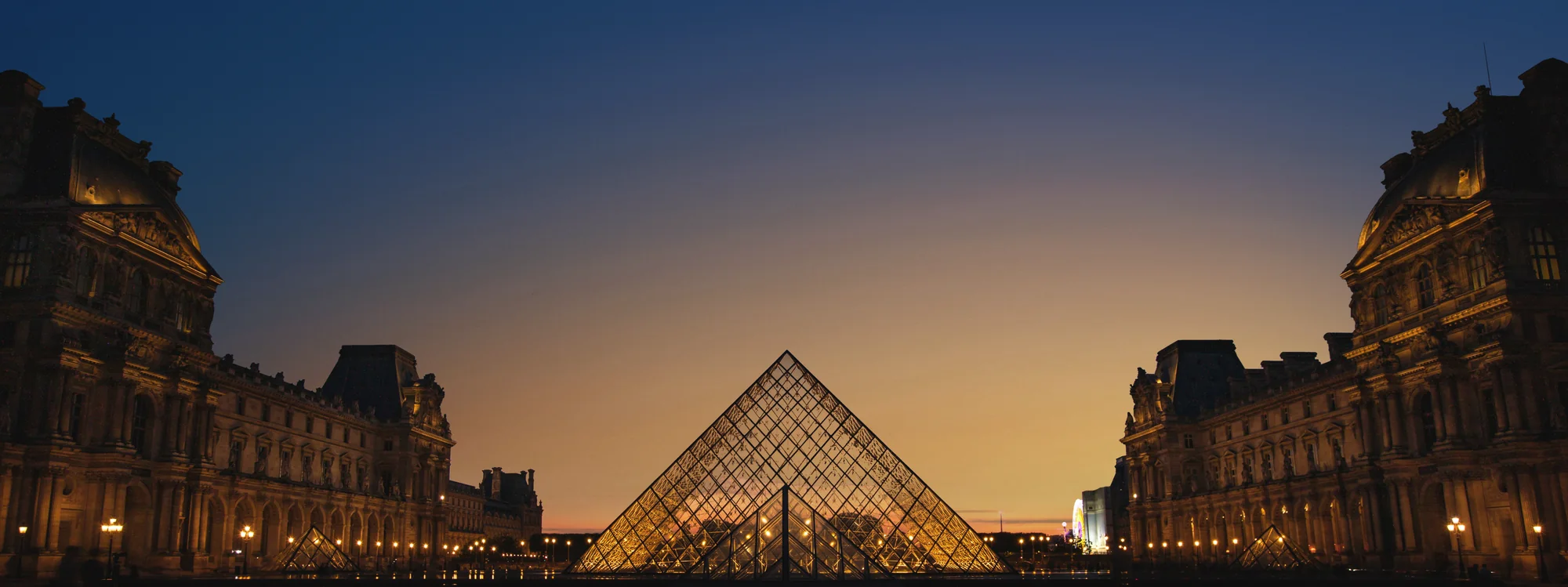 La pyramide du Louvre illuminée au crépuscule