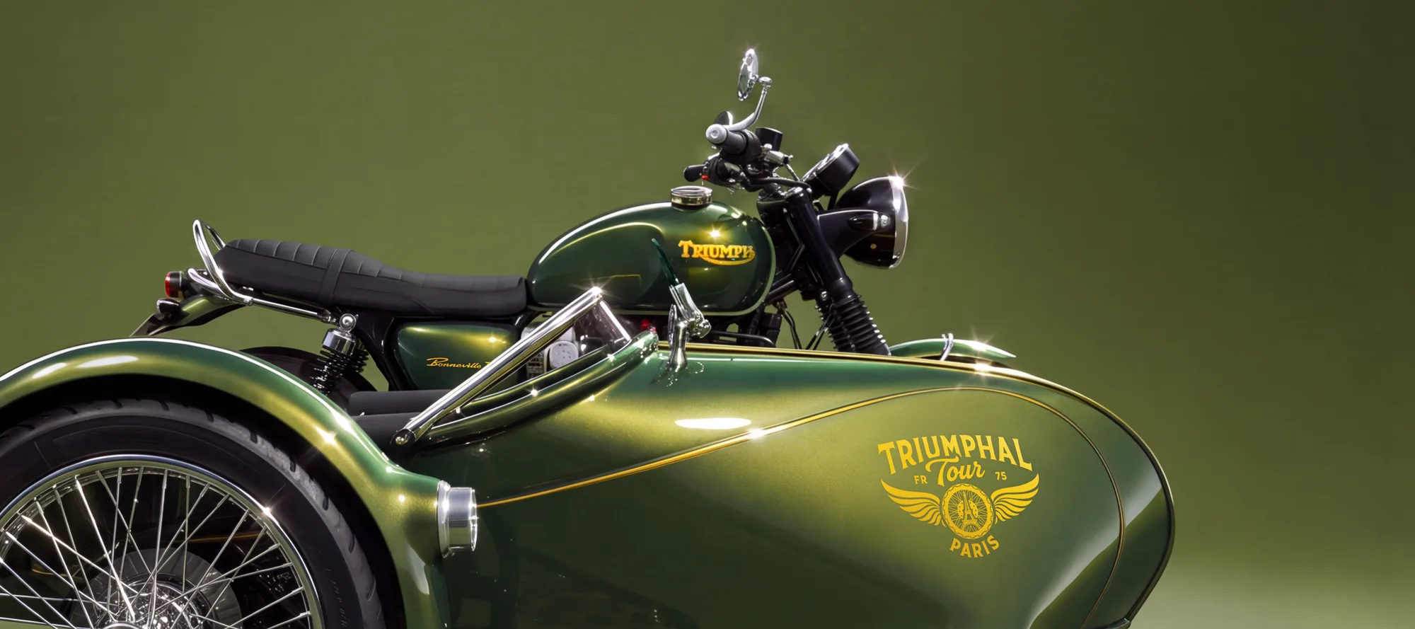 Packshot du side-car Triumphal Tour vert de profil sur fond kaki