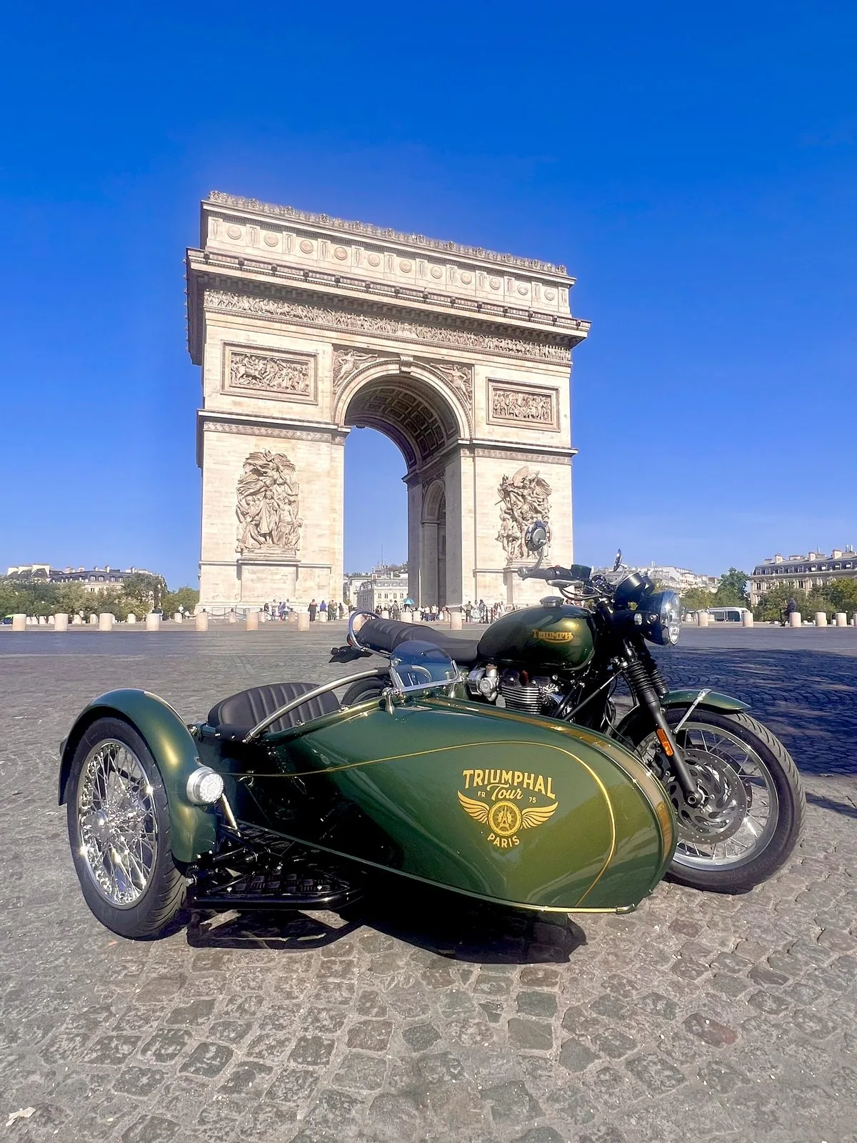 Side-car Triumph vert du Signature Tour devant l'Arc de Triomphe