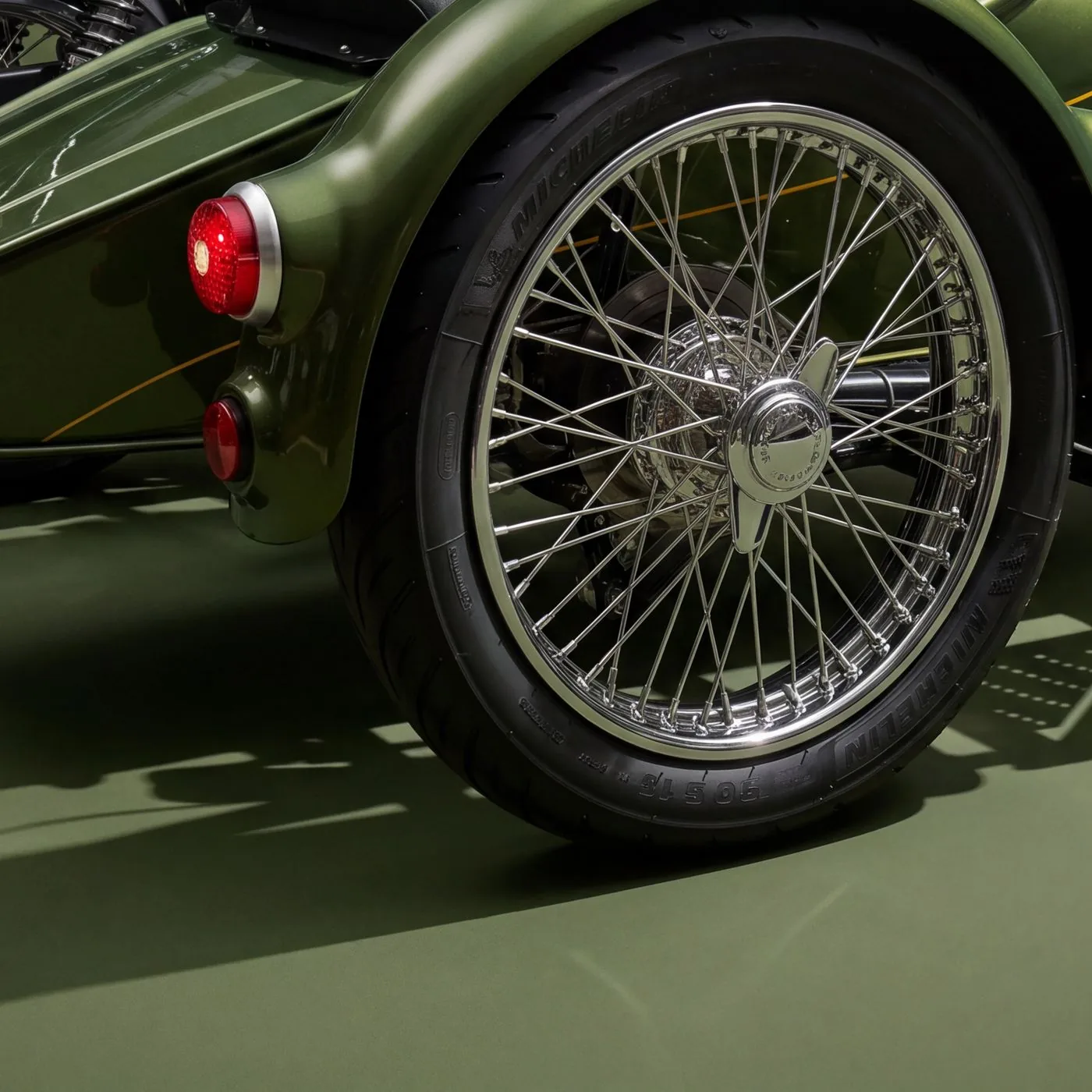 Roue à rayons chromée du side-car vert