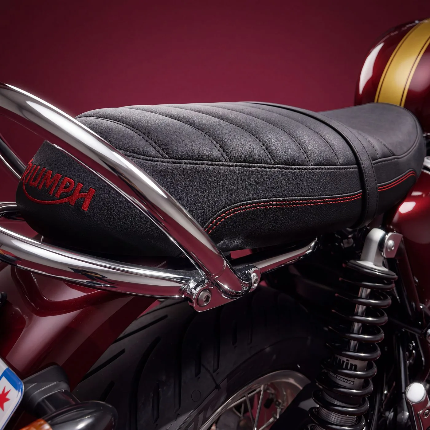 Selle en cuir noir surpiquée avec logo Triumph