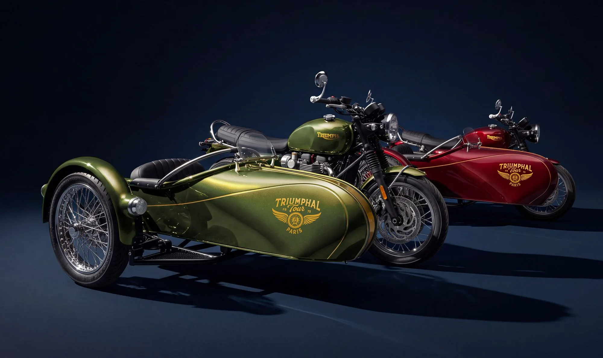 Les side-cars Triumphal Tour vert et rouge en studio