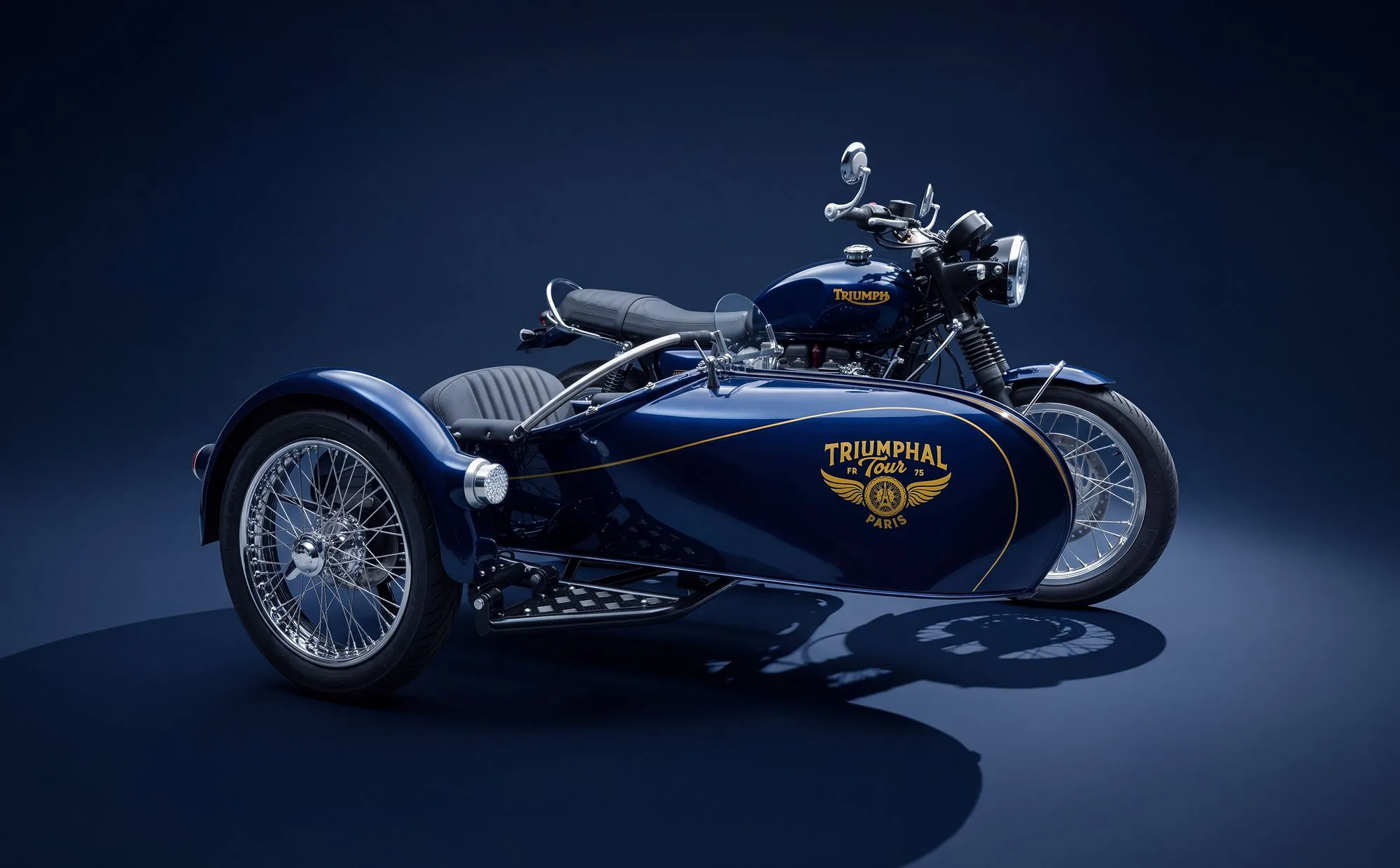 Side-car bleu vu de trois quarts avant sur fond bleu nuit