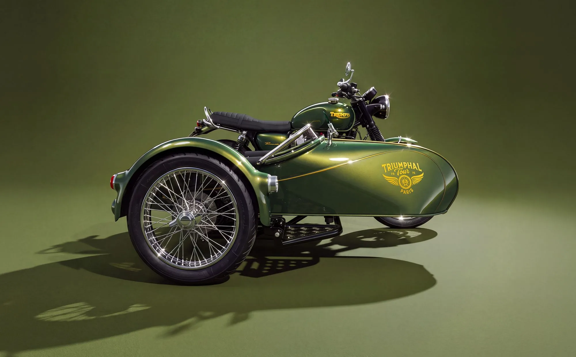 Side-car vert de profil sur fond kaki