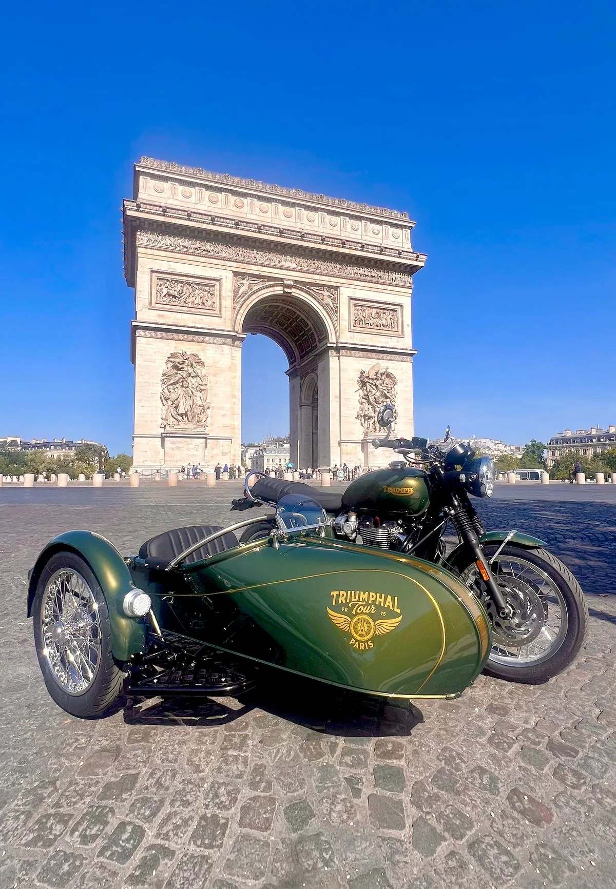 Side-car Triumph vert du Signature Tour devant l'Arc de Triomphe